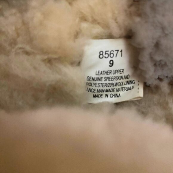 Minnetonka Sheepskin Lined Suede Boots - Size 9 | Cozy Winter Essential! 🔥 - Picture 4 of 8